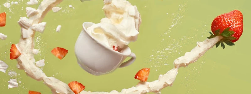 Erdbeeren fliegen aus einer Tasse heraus