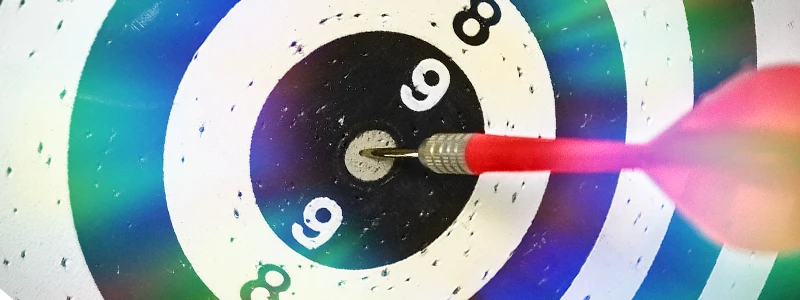 Dart-Zielscheibe mit Dartpfeil in der Mitte